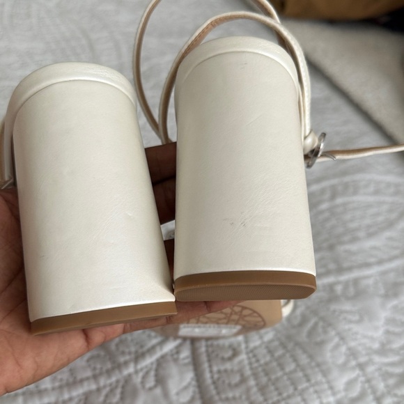 Elegant White Heeled Sandals with Bow Accent - Picture 3 of 8